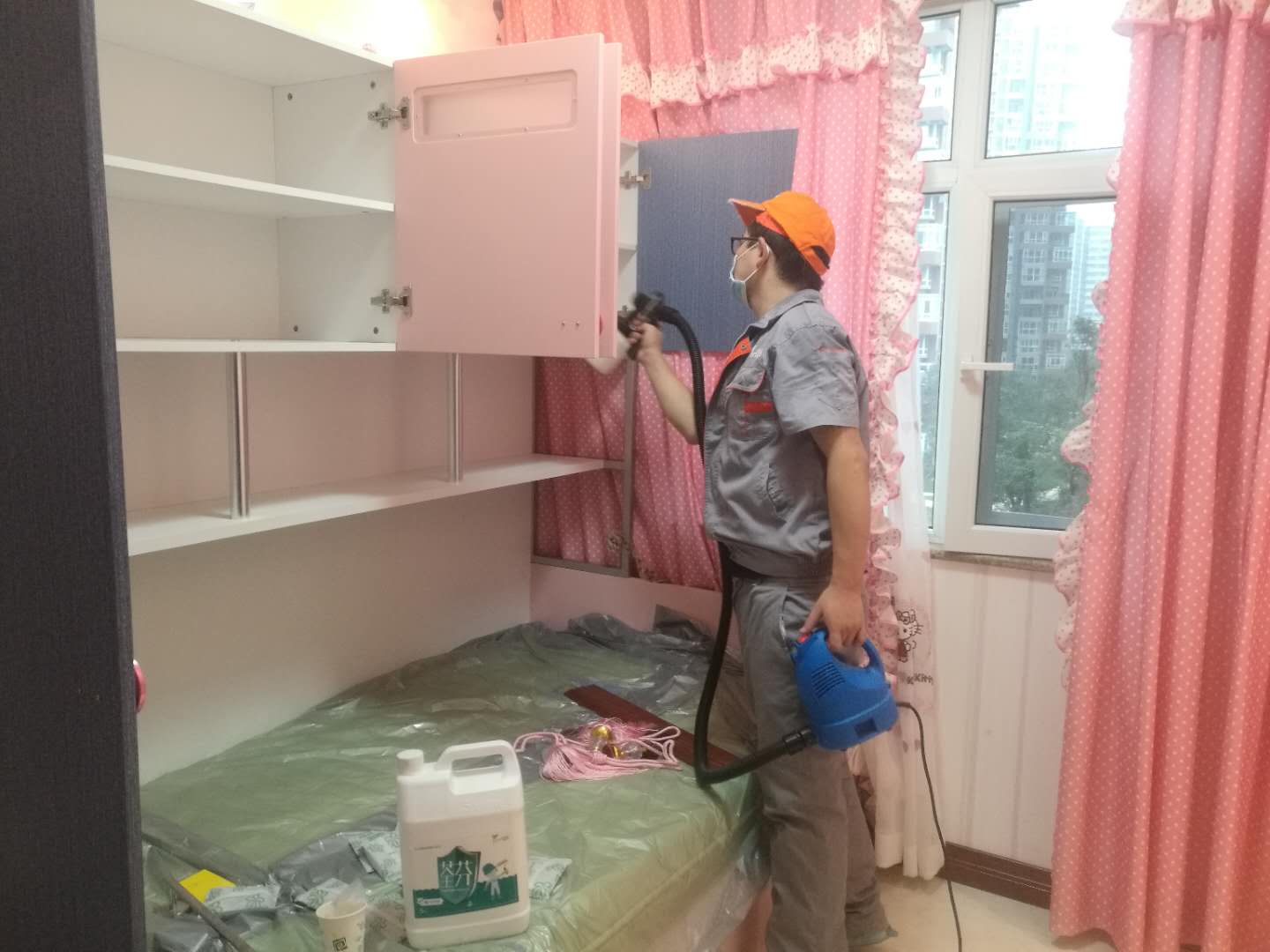 臥室衣柜隔檔全方位噴涂施工 臥室衣柜隔檔全方位噴涂施工