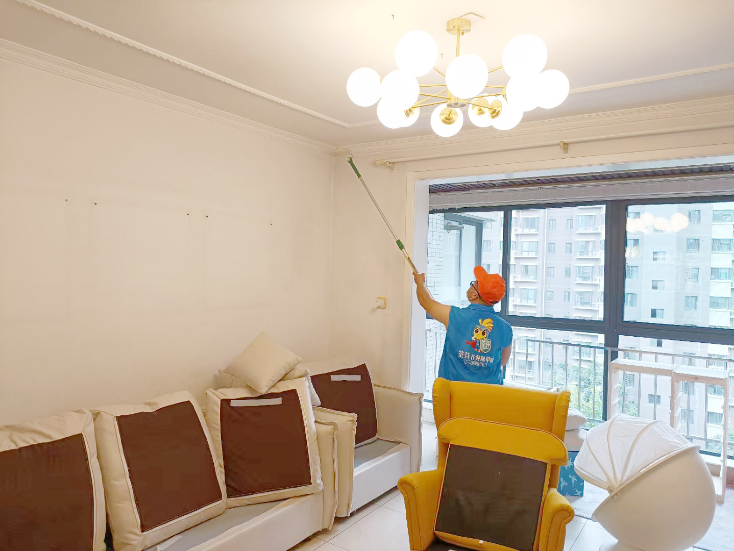 客廳頂面滾筒全方位施工治理甲醛 客廳頂面滾筒全方位施工治理甲醛