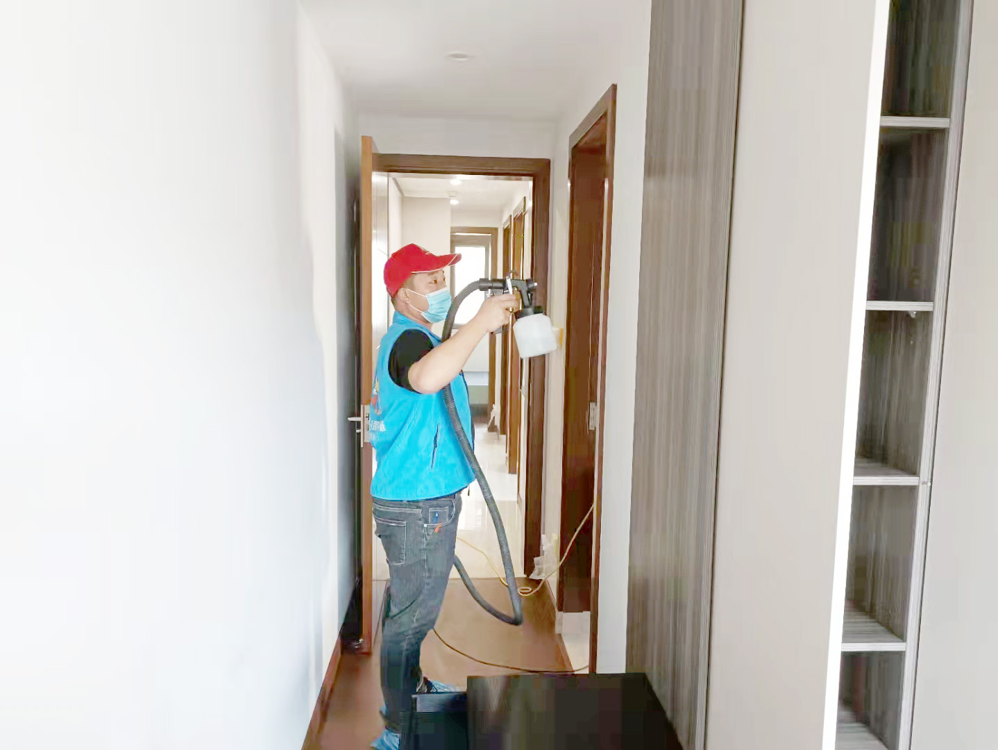 客餐廳過道墻面噴槍施工 客餐廳過道墻面噴槍施工