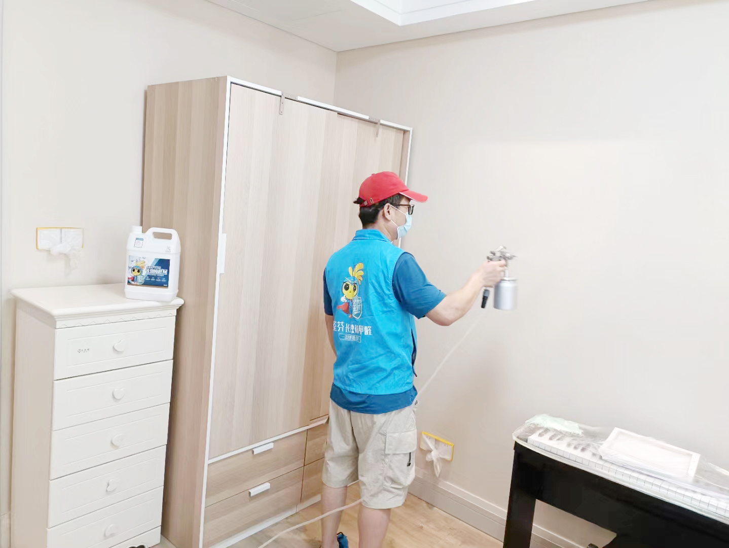 臥室墻面壁紙噴槍施工治理甲醛 臥室墻面壁紙噴槍施工治理甲醛