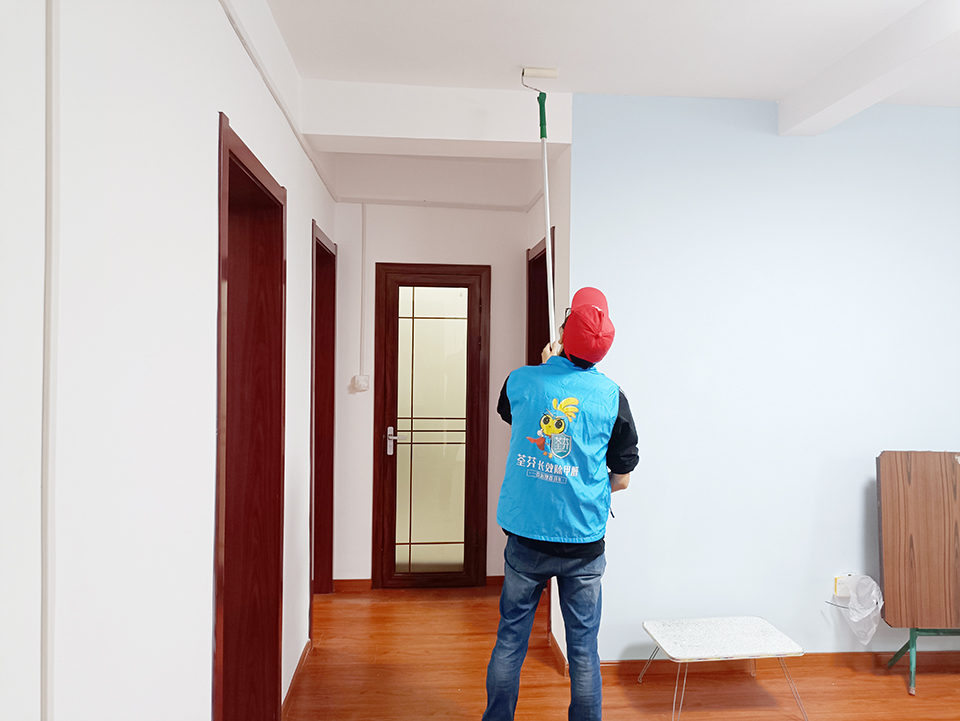 客廳頂面滾筒精細化施工 客廳頂面滾筒精細化施工