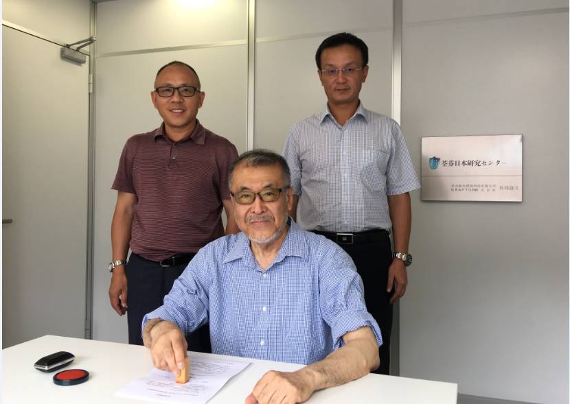 GRAFTON進藤社長與荃芬品牌創(chuàng)始人杜煒東先生（后排右一）、何榮先生（后排左一）